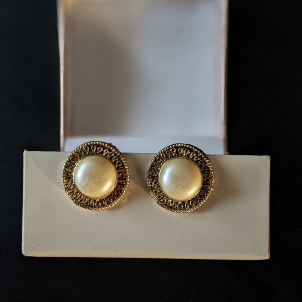 3/$20 Vintage Carol Dauplaise Women's Fashion Jewelry Pearl Statement Earrings